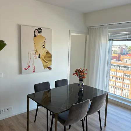 Beautiful 110m With Great Views, Sauna, And Private Indoor Parking * ヘルシンキ