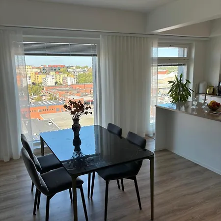 Beautiful 110m With Great Views, Sauna, And Private Indoor Parking ヘルシンキ