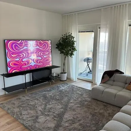 Beautiful 110m With Great Views, Sauna, And Private Indoor Parking *