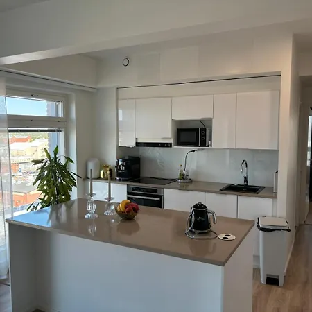 Beautiful 110m With Great Views, Sauna, And Private Indoor Parking アパート ヘルシンキ